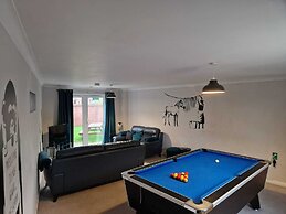 Dog Friendly - 4 Bed House - Sleeps 10 - Pool Table