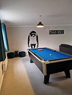 Dog Friendly - 4 Bed House - Sleeps 10 - Pool Table