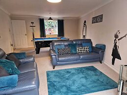 Dog Friendly - 4 Bed House - Sleeps 10 - Pool Table