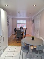 Dog Friendly - 4 Bed House - Sleeps 10 - Pool Table