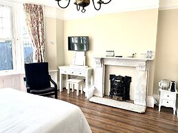 The Farmhouse - Sleeps 12 With Private Grounds