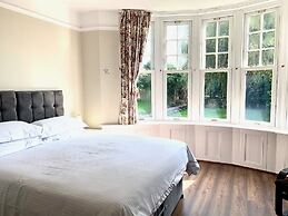The Farmhouse - Sleeps 12 With Private Grounds