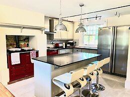 Stunning 6 Bedroom Farmhouse in Hellingly