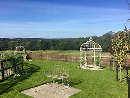 Stunning 6 Bedroom Farmhouse in Hellingly