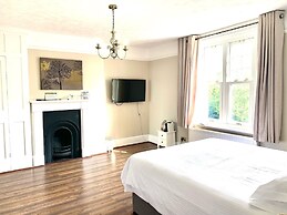 The Farmhouse - Sleeps 12 With Private Grounds