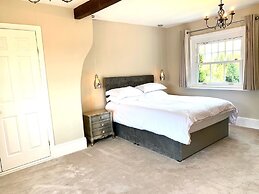 Stunning 6 Bedroom Farmhouse in Hellingly