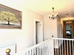 Stunning 6 Bedroom Farmhouse in Hellingly