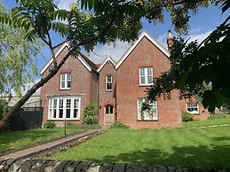 Stunning 6 Bedroom Farmhouse in Hellingly