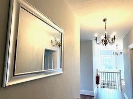 Stunning 6 Bedroom Farmhouse in Hellingly