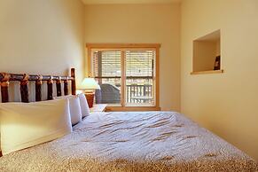 Spacious Top Floor Condo With Awesome Views and Vaulted ceilings - CS4