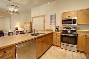 Spacious Top Floor Condo With Awesome Views and Vaulted ceilings - CS4