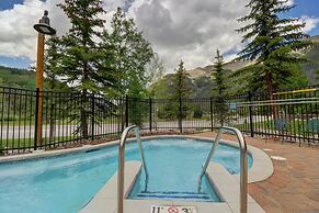 Spacious Top Floor Condo With Awesome Views and Vaulted ceilings - CS4