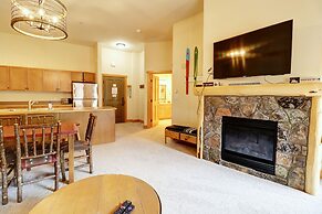 Spacious Top Floor Condo With Awesome Views and Vaulted ceilings - CS4