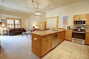 Spacious Top Floor Condo With Awesome Views and Vaulted ceilings - CS4