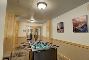 Spacious Top Floor Condo With Awesome Views and Vaulted ceilings - CS4