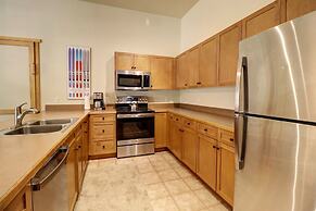 Spacious Top Floor Condo With Awesome Views and Vaulted ceilings - CS4