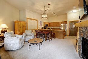 Spacious Top Floor Condo With Awesome Views and Vaulted ceilings - CS4