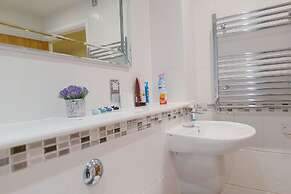 Stunning Holiday Stay With Free Gym and Parking