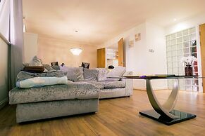 Stunning Holiday Stay With Free Gym and Parking