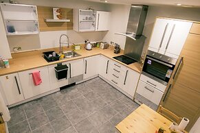 Stunning Holiday Stay With Free Gym and Parking