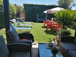 Villa Sleeps 6 With Garden and Gym