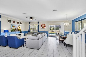 Luxurious, Grand Home, Themed Bedrooms and Large Pool Area #8cg099