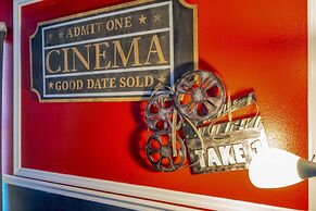 Luxurious, Grand Home, Themed Bedrooms and Large Pool Area #8cg099