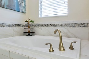 Luxurious, Grand Home, Themed Bedrooms and Large Pool Area #8cg099