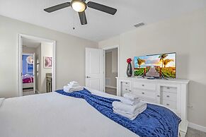 Luxurious, Grand Home, Themed Bedrooms and Large Pool Area #8cg099