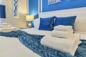 Luxurious, Grand Home, Themed Bedrooms and Large Pool Area #8cg099