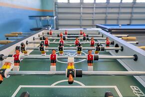 Luxurious, Grand Home, Themed Bedrooms and Large Pool Area #8cg099