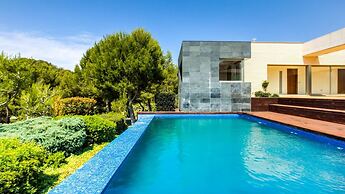 Villa Prestigia With Private Pool And Sea View