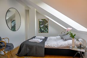 Spacious 3-bedroom Apartment With a Rooftop Terrace in the Center of C