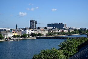 Spacious 3-bedroom Apartment With a Rooftop Terrace in the Center of C
