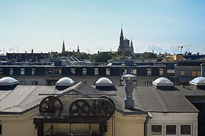 Spacious 3-bedroom Apartment With a Rooftop Terrace in the Center of C