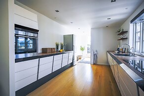 Spacious 3-bedroom Apartment With a Rooftop Terrace in the Center of C