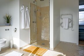 Spacious 3-bedroom Apartment With a Rooftop Terrace in the Center of C