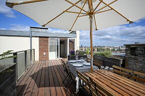 Spacious 3-bedroom Apartment With a Rooftop Terrace in the Center of C
