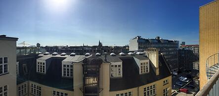 Spacious 3-bedroom Apartment With a Rooftop Terrace in the Center of C