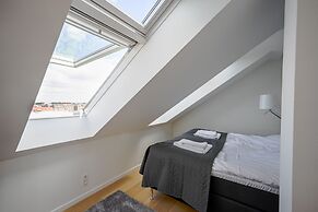 Spacious 3-bedroom Apartment With a Rooftop Terrace in the Center of C