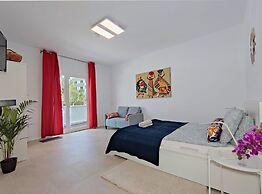 Fantastico 2 - With Large Balcony, Terrace and Garden