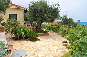 Holiday House Angelos A on Agios Gordios Beach