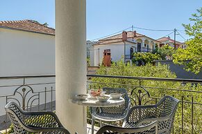 Apartment Ela 220m From the Beach