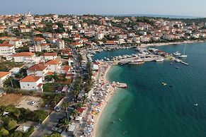 Apartment Ela 220m From the Beach