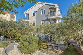 Apartment Ela 220m From the Beach