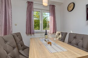 Apartment Ela 220m From the Beach