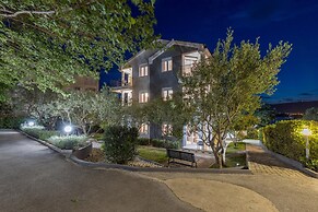 Apartment Karlo 220m From the Beach