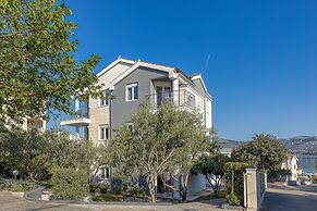 Apartment Karlo 220m From the Beach