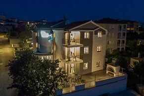 Apartment Karlo 220m From the Beach