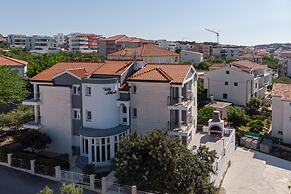 Apartment Karlo 220m From the Beach